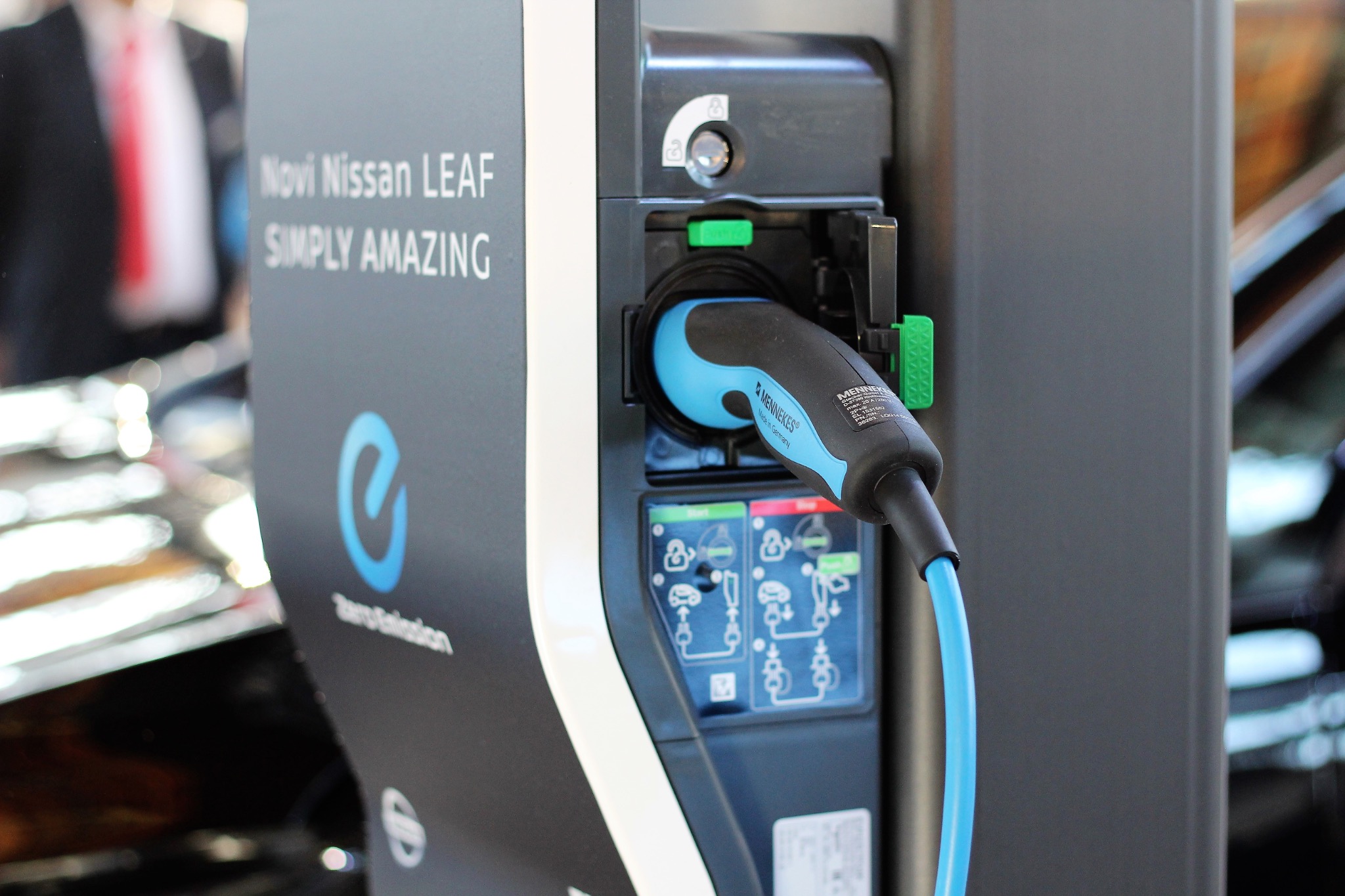 Ladestation mit eingestecktem Elektroauto-Ladekabel